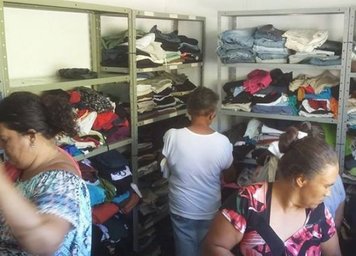 FUNDO SOCIAL DE SOLIDARIEDADE REALIZA DOAÇÕES DE ROUPAS