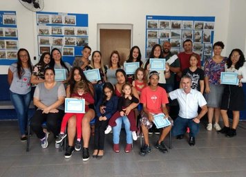 CRAS entrega certificado de conclusão a alunos de informática Básica