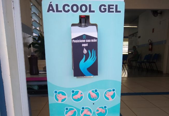 CENTRO DE SAÚDE DR. ALBERT SABIN RECEBE DOAÇÃO DE 01 TOTEM DISPLAY PARA ÁLCOOL GEL