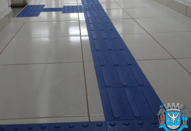 Piso tátil é instalado na Prefeitura Municipal de Vargem