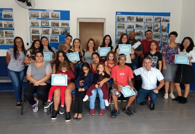 CRAS entrega certificado de conclusão a alunos de informática Básica